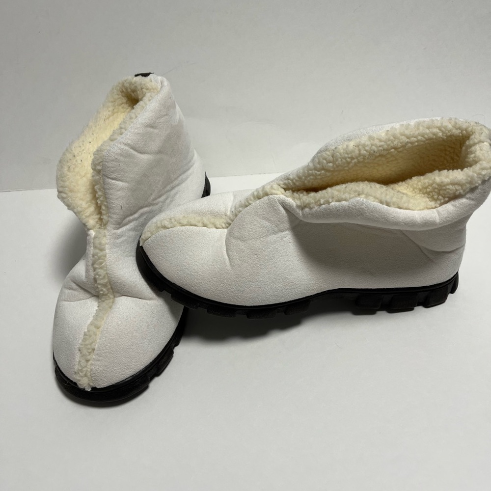Cabernet white‎ slipper boots size 7